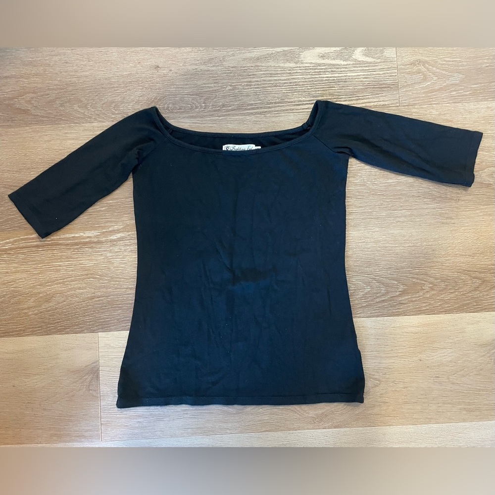 Fighting Eel off shoulder boat neck black top XS